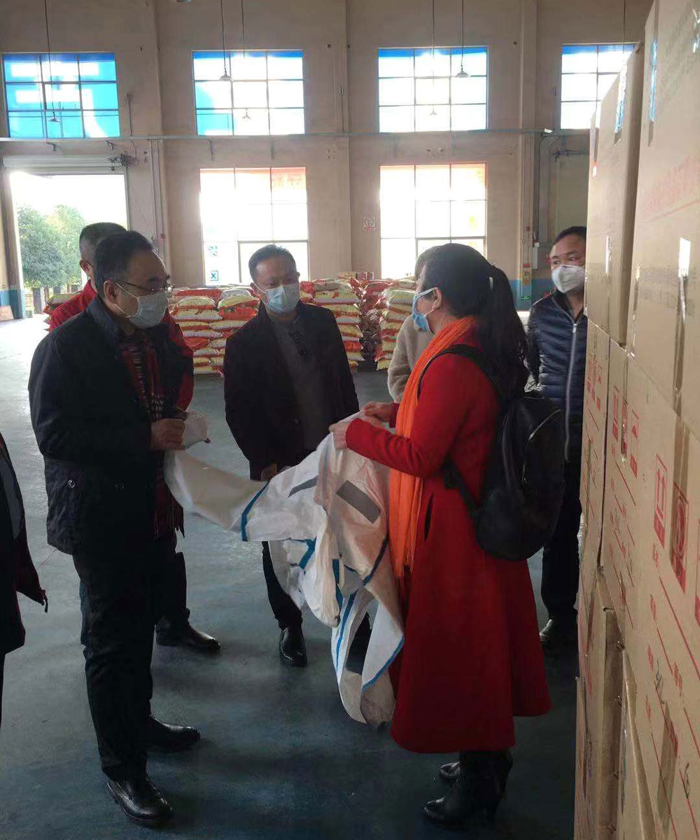 湖南省藥檢局局長及湘潭市藥監(jiān)局局長一行來湖南華大了解口罩、防護(hù)服滅菌細(xì)節(jié)
